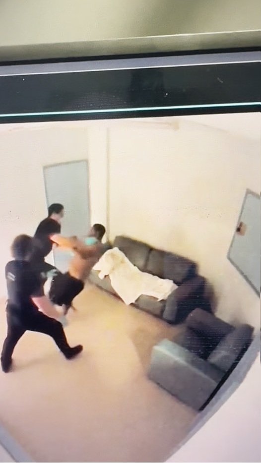 西澳医院保安疑似掐颈制服患者,监控曝光惹众怒!两人被停职 - 2