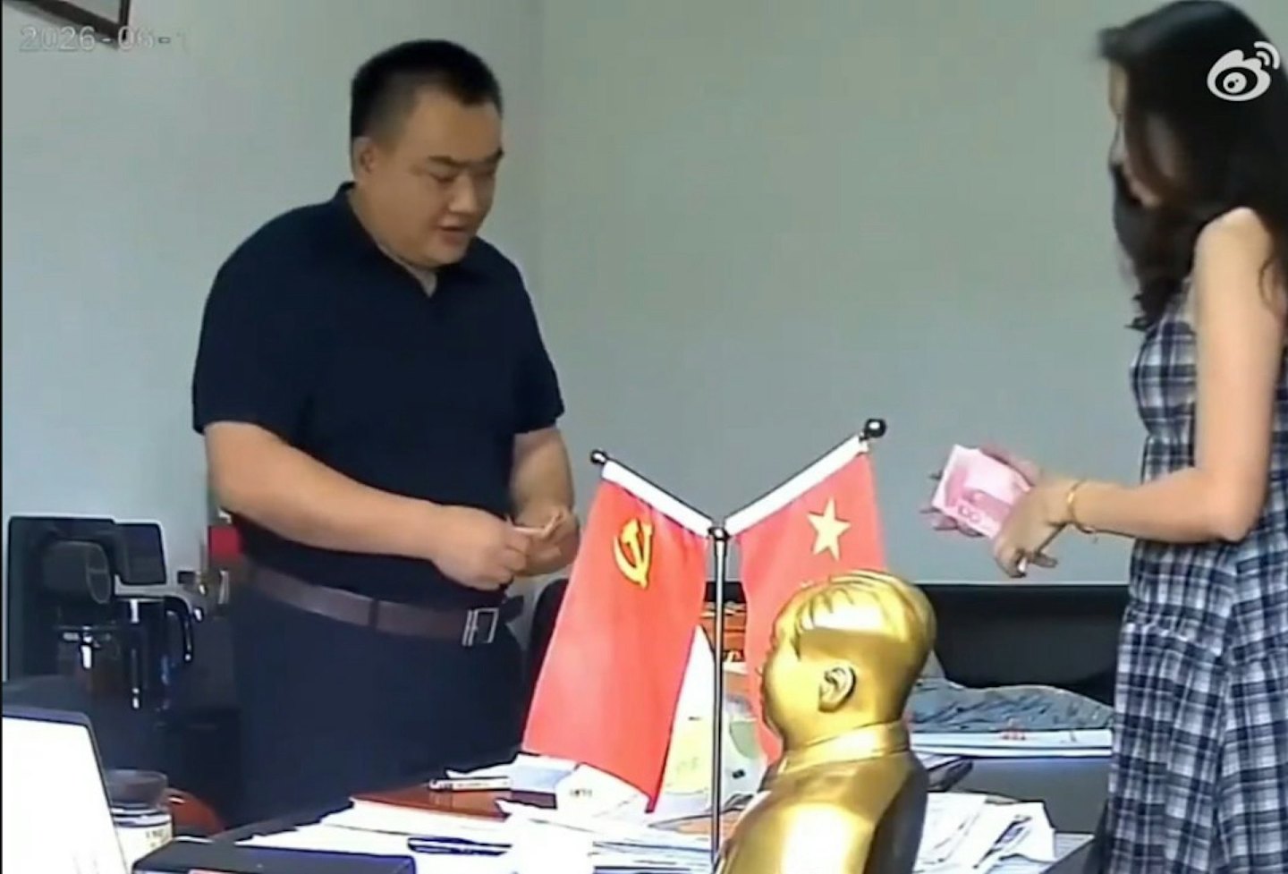 湖南国企董事长办公室收礼被监控拍下,官方通报已免职 - 7