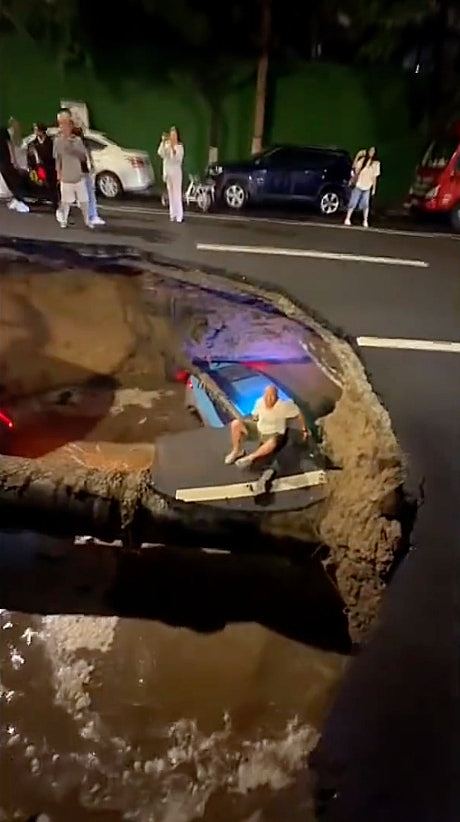 河北张家口突现“天坑”！3辆私家车坠坑致1死1伤，市民牵绳合力救人（组图） - 3