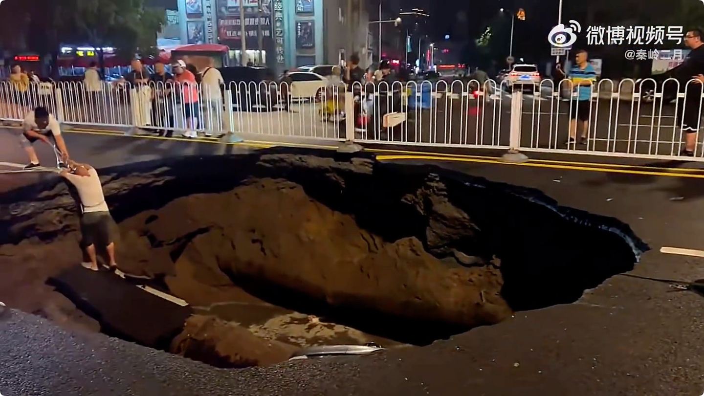 河北张家口突现“天坑”！3辆私家车坠坑致1死1伤，市民牵绳合力救人（组图） - 6