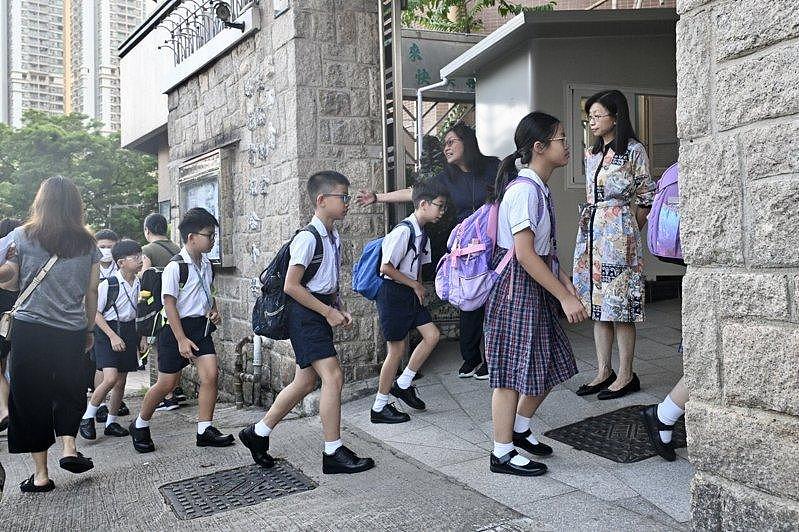 10年暴跌20%!香港小学新生跌破5万大关,高才子女难填缺口(图) - 1
