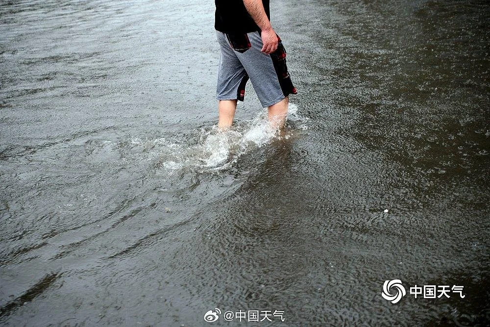 沈阳现破纪录大暴雨,街道行车如行船(组图) - 7