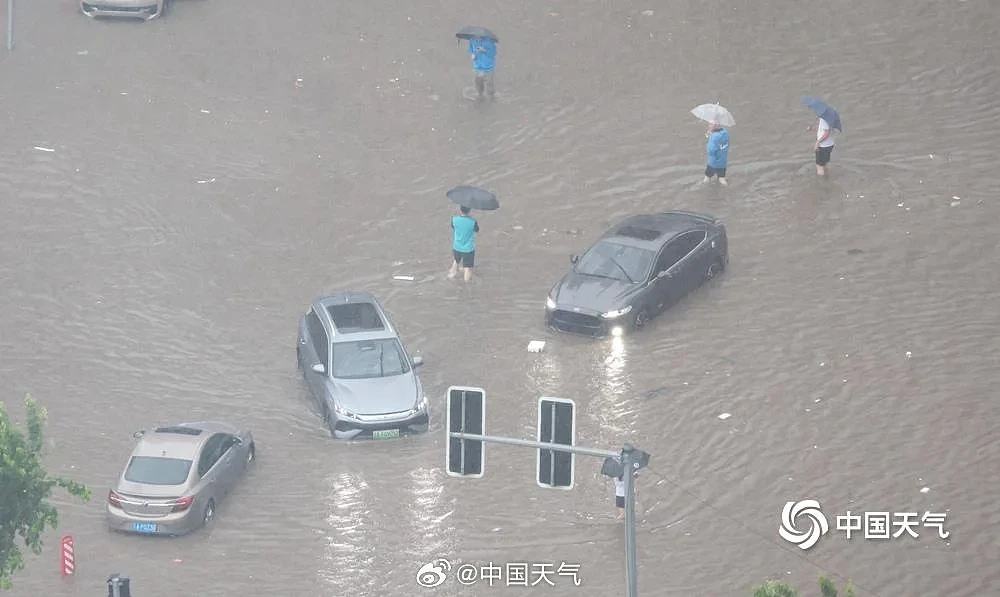沈阳现破纪录大暴雨,街道行车如行船(组图) - 9