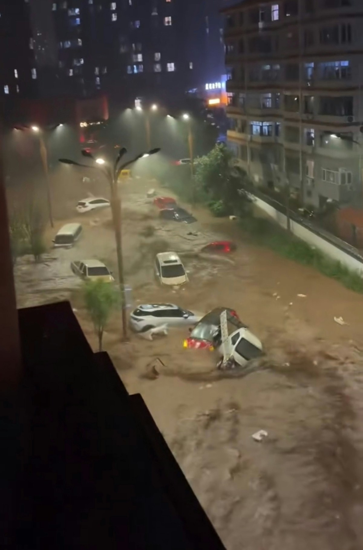 台风“巴威”致河北宽城暴雨成灾,积水超两米汽车被冲走 - 2