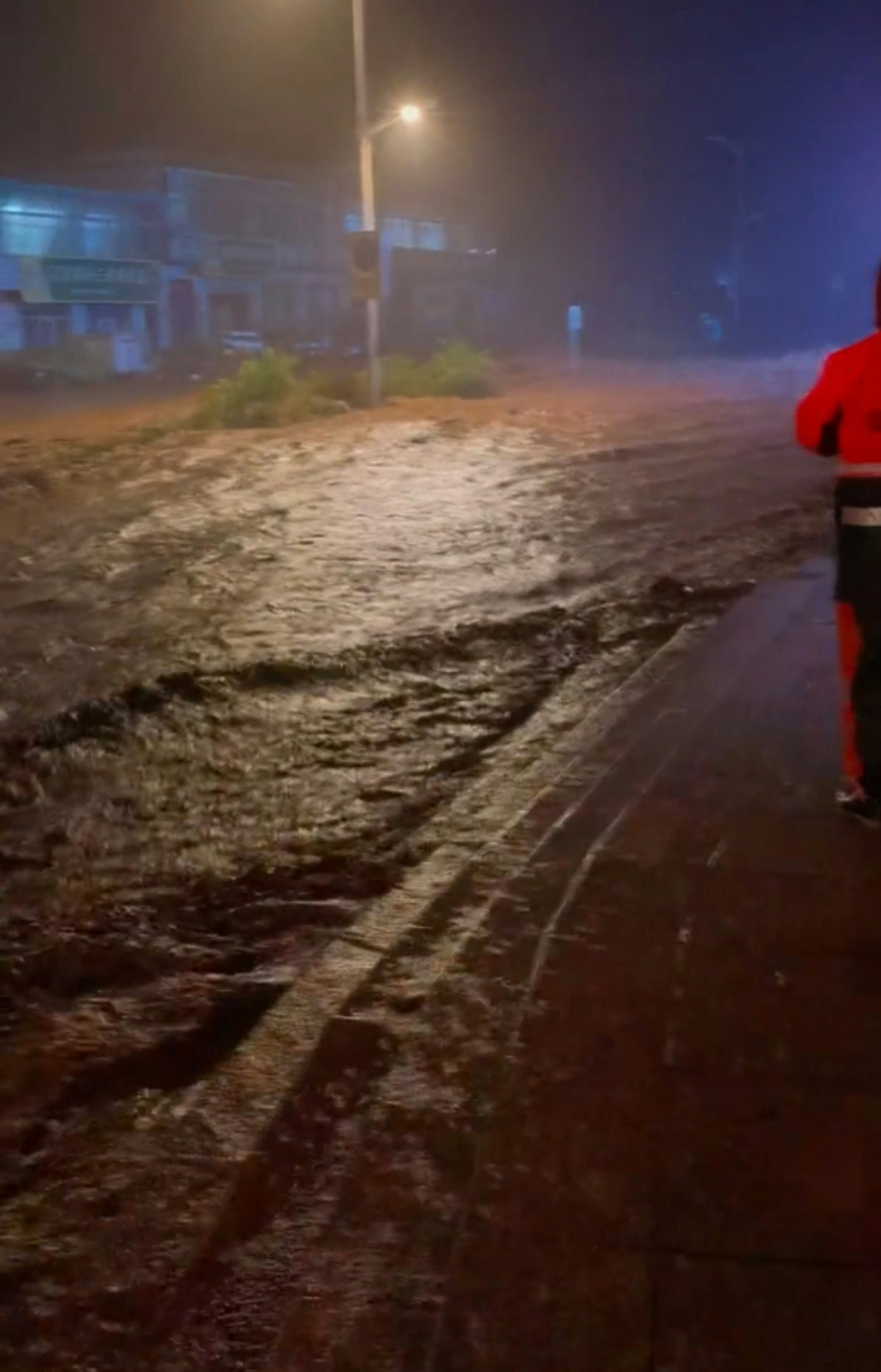 台风“巴威”致河北宽城暴雨成灾,积水超两米汽车被冲走 - 4