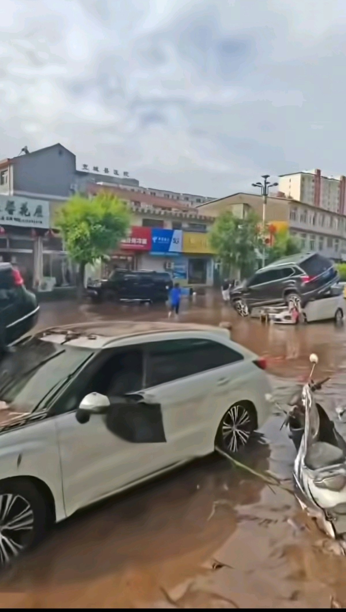 台风“巴威”致河北宽城暴雨成灾,积水超两米汽车被冲走 - 5
