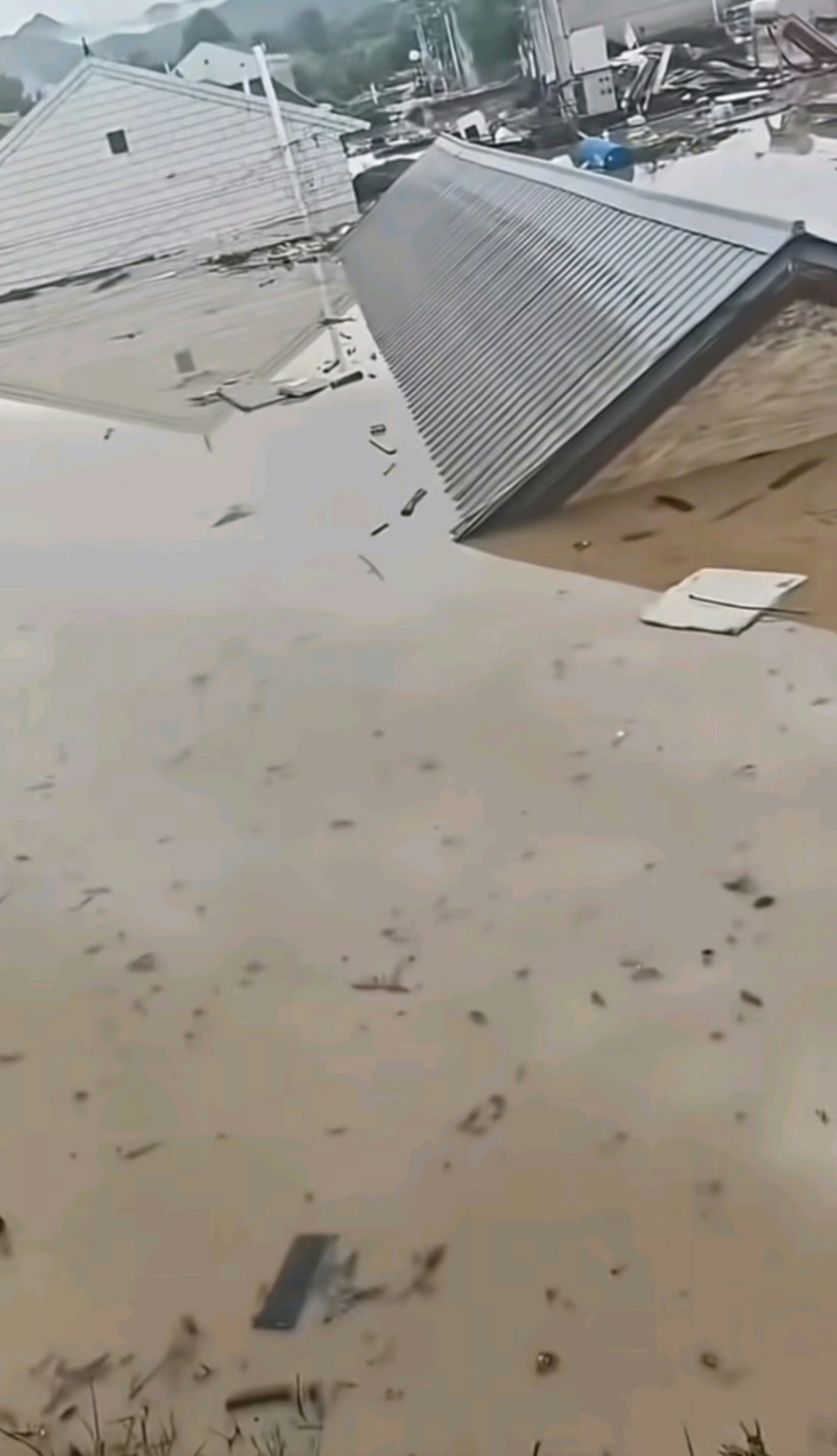 台风“巴威”致河北宽城暴雨成灾,积水超两米汽车被冲走 - 8
