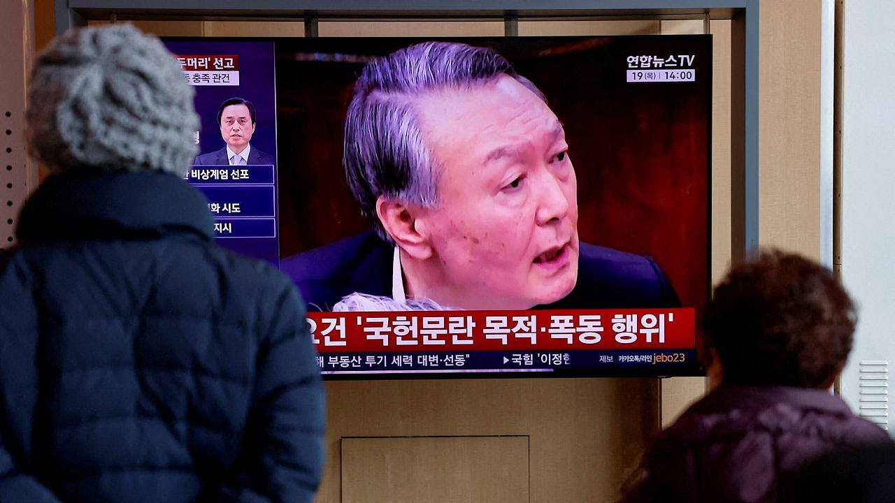 韩国前总统尹锡悦涉嫌接受免费民意调查服务,一审被判两年监禁(组图) - 1
