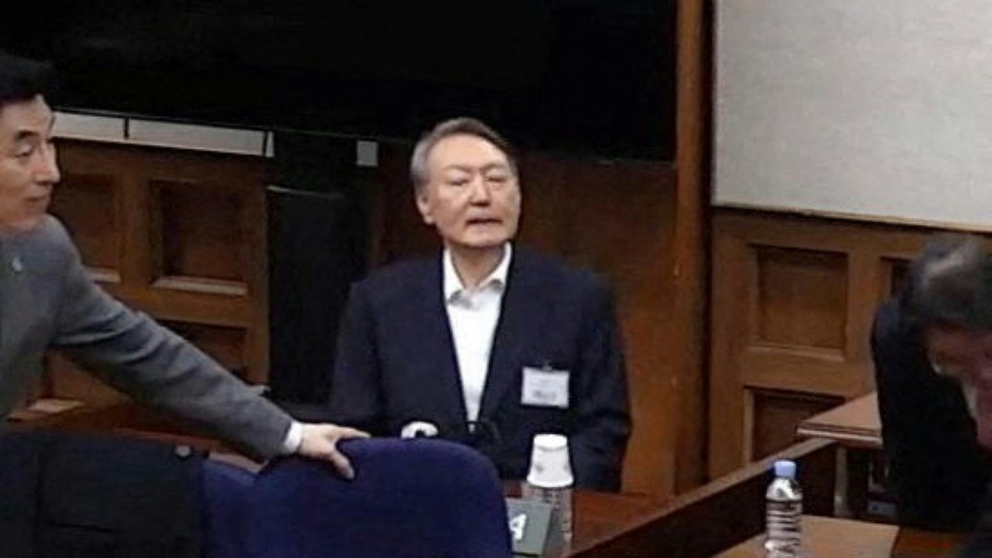 韩国前总统尹锡悦涉嫌接受免费民意调查服务,一审被判两年监禁(组图) - 2