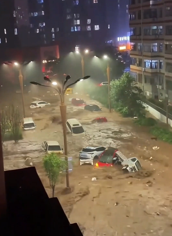 车里疑还有人！中国河北承德暴雨淹水达3公尺，大批车辆被冲走（图） - 1
