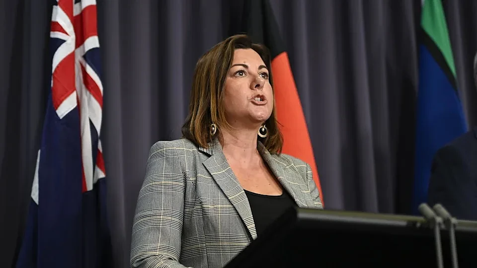 特朗普重启对伊封锁，油价单日暴涨9.6%，艾博年政府考虑延长燃油税折扣 - 3