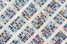 澳媒：中国电动车占全球产量近75%，大众拟全球裁员10万，老牌车企为何节节败退