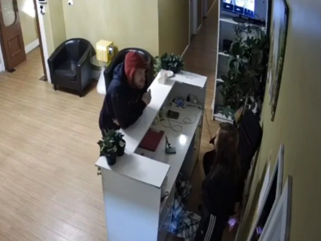 澳首府城市CBD连发暴力袭击!2家按摩店员工遭殴打,警方急寻红帽男子(组图) - 1