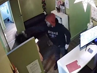 澳首府城市CBD连发暴力袭击！2家按摩店员工遭殴打，警方急寻红帽男子（组图）