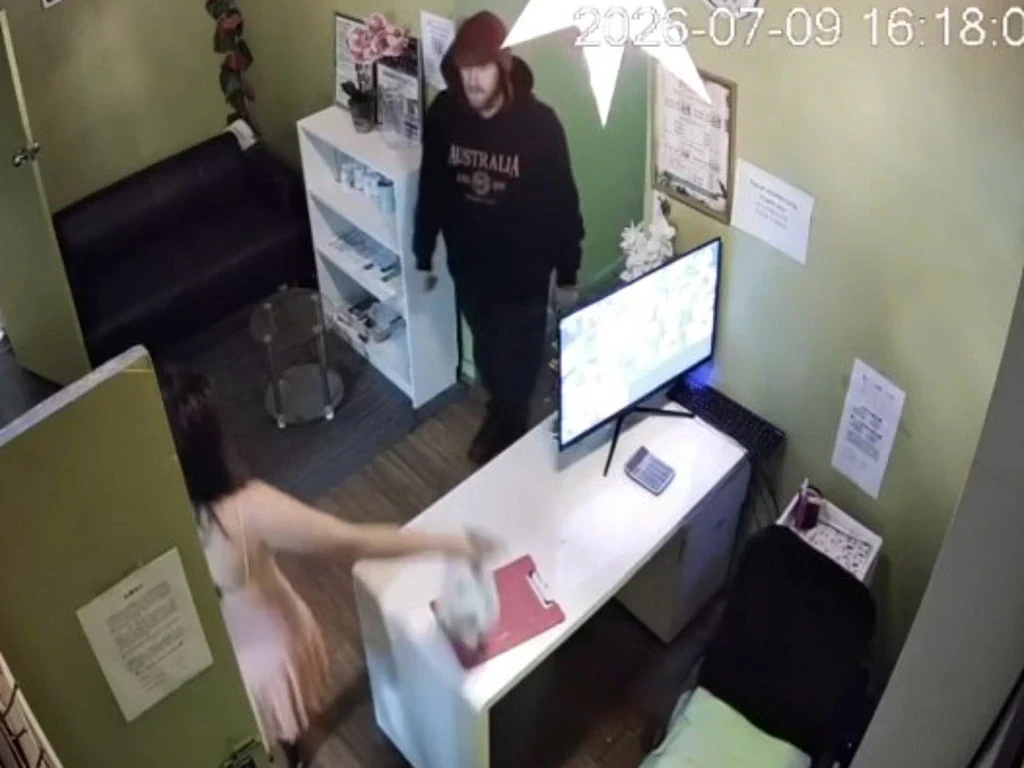 澳首府城市CBD连发暴力袭击!2家按摩店员工遭殴打,警方急寻红帽男子(组图) - 3
