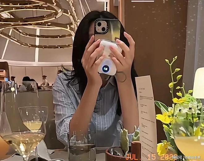 小菲给玥儿买衣服,父女二人吃米其林法餐画面温馨,玥儿正脸曝光(组图) - 6
