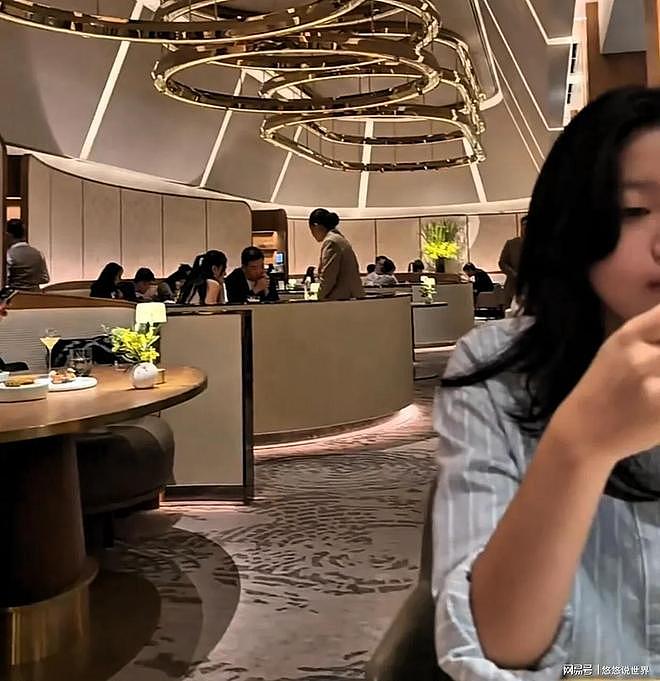小菲给玥儿买衣服,父女二人吃米其林法餐画面温馨,玥儿正脸曝光(组图) - 7