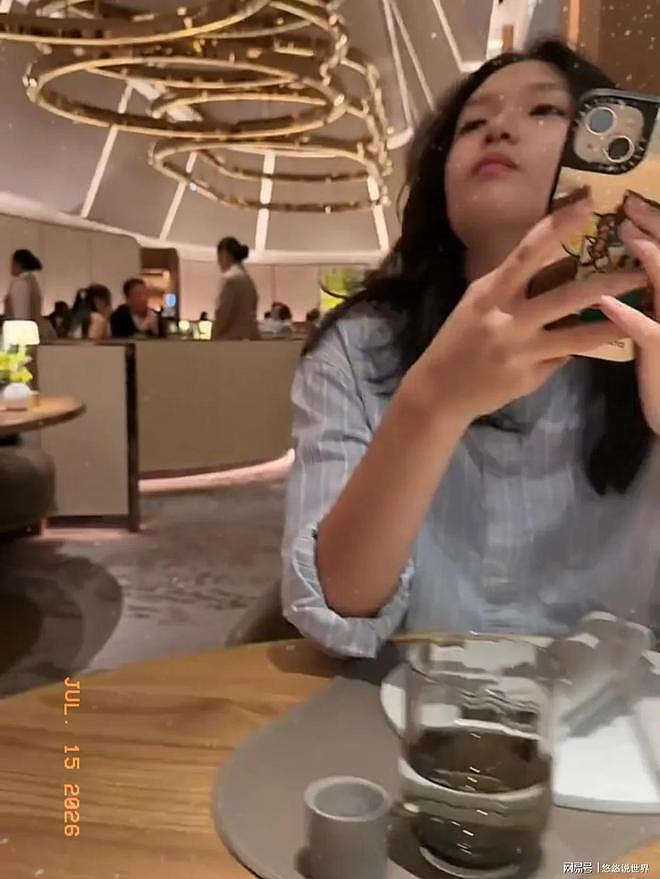 小菲给玥儿买衣服,父女二人吃米其林法餐画面温馨,玥儿正脸曝光(组图) - 8