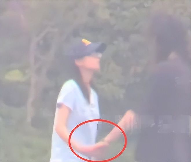 顶流导演恋情被曝!和小13岁女友街头秀恩爱,反倒迎来全网祝福声(组图) - 3