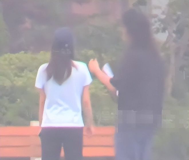 顶流导演恋情被曝!和小13岁女友街头秀恩爱,反倒迎来全网祝福声(组图) - 7