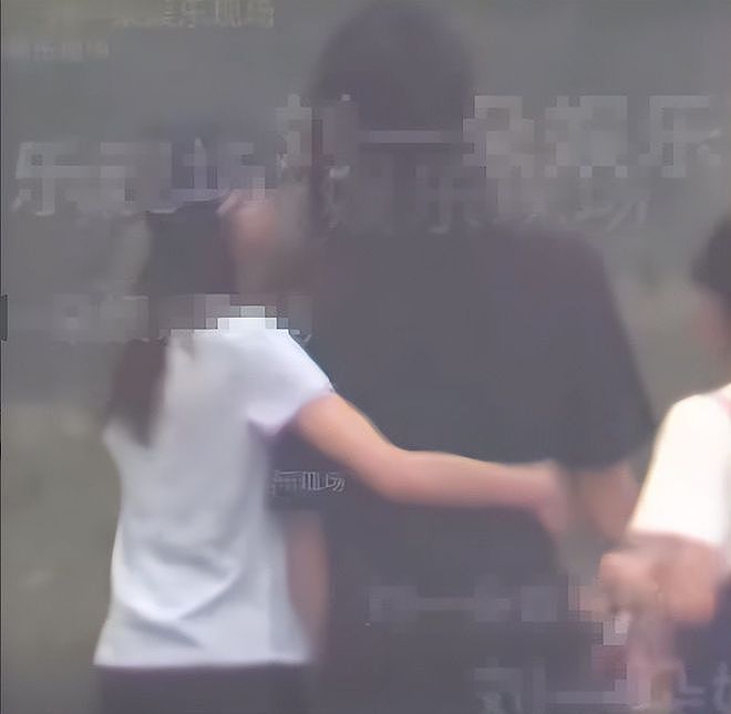 顶流导演恋情被曝!和小13岁女友街头秀恩爱,反倒迎来全网祝福声(组图) - 8