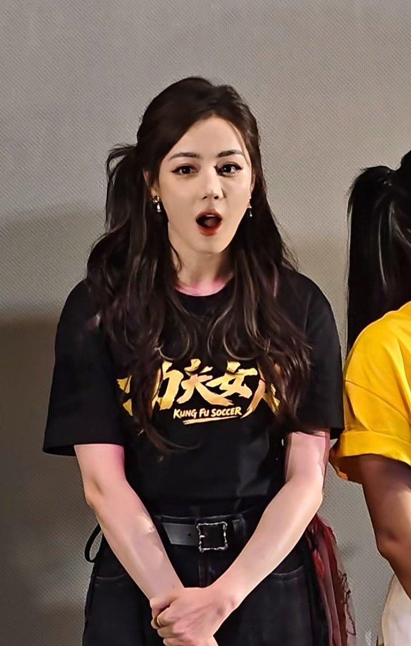 迪丽热巴闹乌龙...听到“周星驰女儿”,吓到瞳孔地震,真实反应全被拍(图) - 1