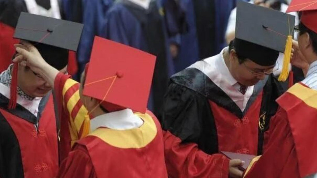 中国博士扩招后过剩,11万人竞争3万大学岗位 - 1