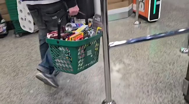为博眼球无下限?澳洲TikTok博主从超市偷菜做美食,零售业怒斥 - 3