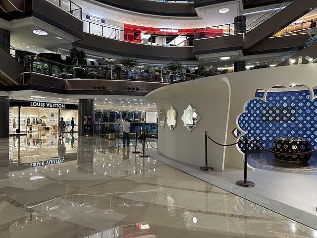 周大福“贴脸开大”LV?快闪店开到LV门口 大方展示传统宝相花纹,周大福门店:是新品常规线下展出,选址由公司和商场提前确定 - 1