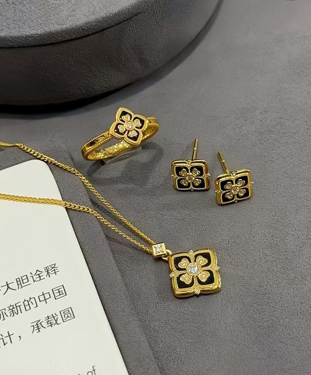 周大福“贴脸开大”LV？快闪店开到LV门口 大方展示传统宝相花纹，周大福门店：是新品常规线下展出，选址由公司和商场提前确定 - 3