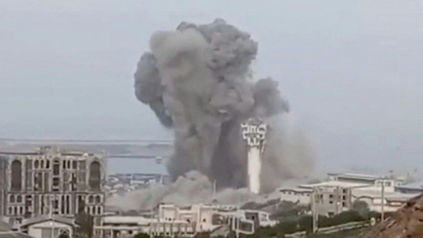 美军对伊朗展开日内第二轮攻击 多地传爆炸声 - 3