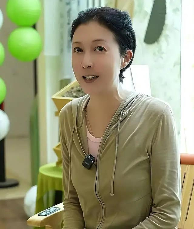 吴绮莉直播曝成龙拒认女儿真相：因我拒绝做亲子鉴定 - 1