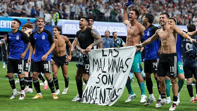 挥舞福克兰群岛横幅宣示主权，阿根廷恐面临FIFA处分（组图） - 1
