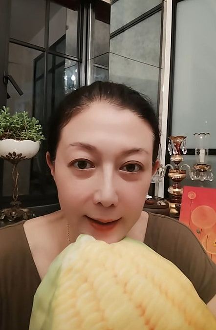 吴绮莉直播揭27年恩怨内幕，成龙放话：执意生下绝不抚养 - 4