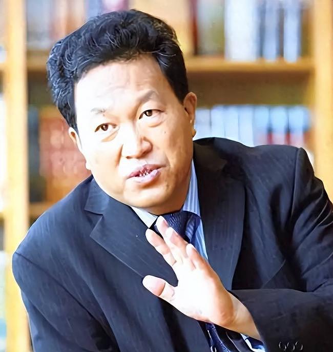 他出门要12名女秘书陪伴,敛财百亿成首富 - 1