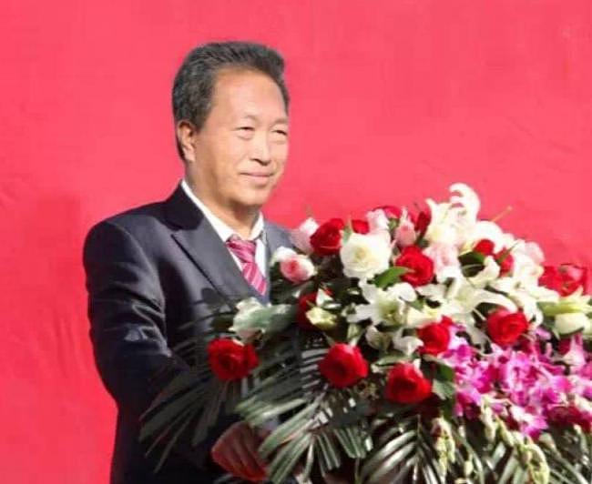 他出门要12名女秘书陪伴,敛财百亿成首富 - 2