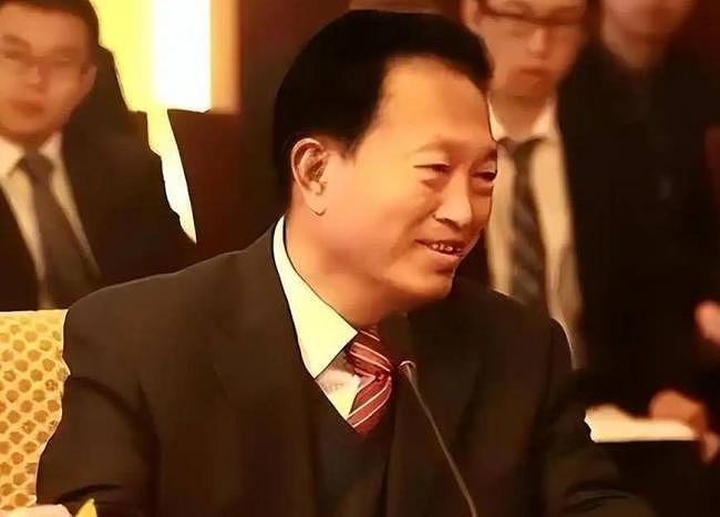 他出门要12名女秘书陪伴,敛财百亿成首富 - 3
