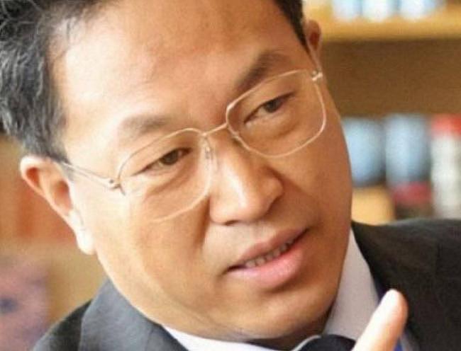 他出门要12名女秘书陪伴,敛财百亿成首富 - 5