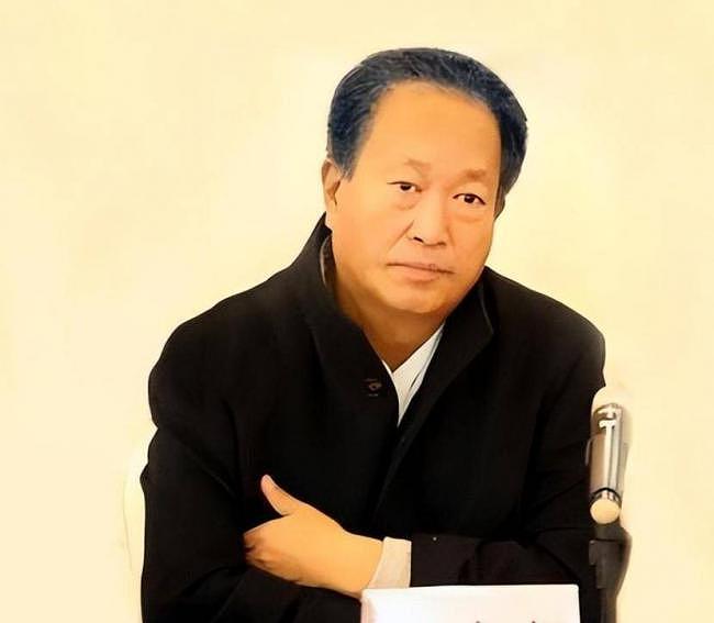 他出门要12名女秘书陪伴,敛财百亿成首富 - 7