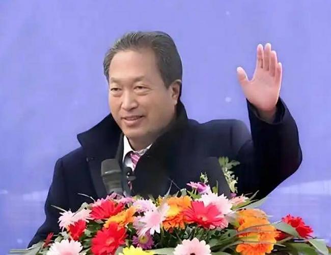 他出门要12名女秘书陪伴,敛财百亿成首富 - 8