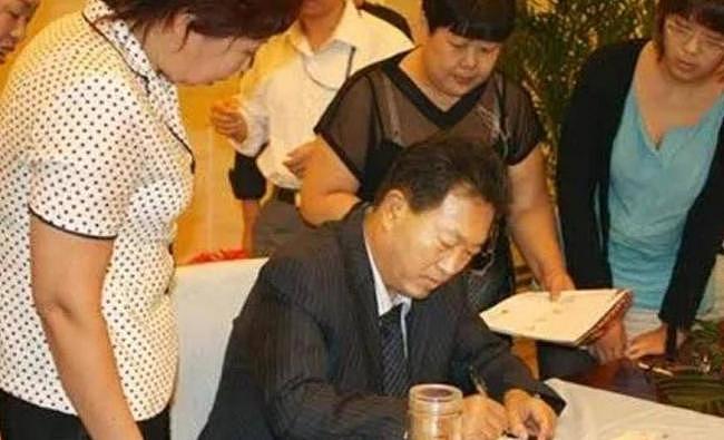 他出门要12名女秘书陪伴,敛财百亿成首富 - 9