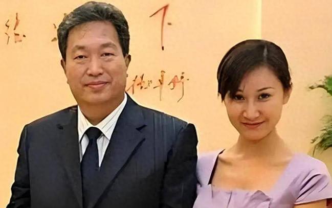 他出门要12名女秘书陪伴,敛财百亿成首富 - 10