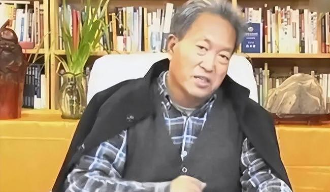 他出门要12名女秘书陪伴,敛财百亿成首富 - 12