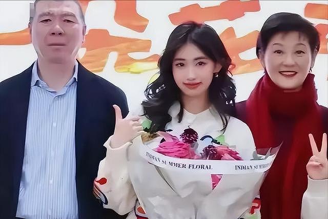 冯小刚终于老实了,被曝脑袋全是斑块,养女徐朵脸肿原因藏不住了 - 2