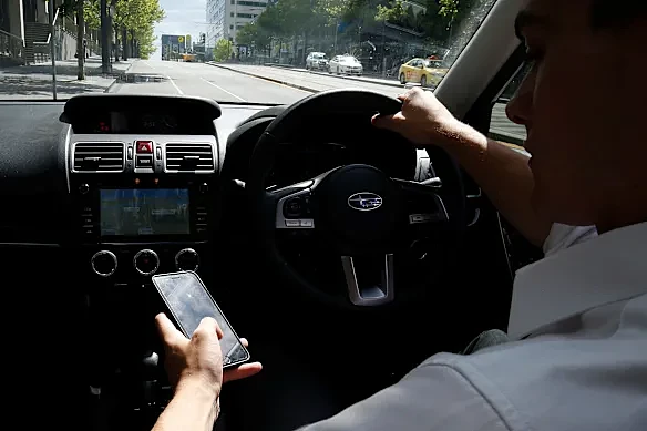 签有65岁退休条款仍遭解雇,印度驻悉尼总领事馆华人司机获赔 - 1