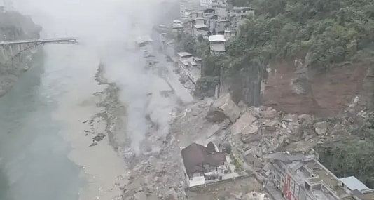 重庆山体垮塌致多栋民房严重受损，司机弃车狂奔：腿软了差点被活埋 - 2