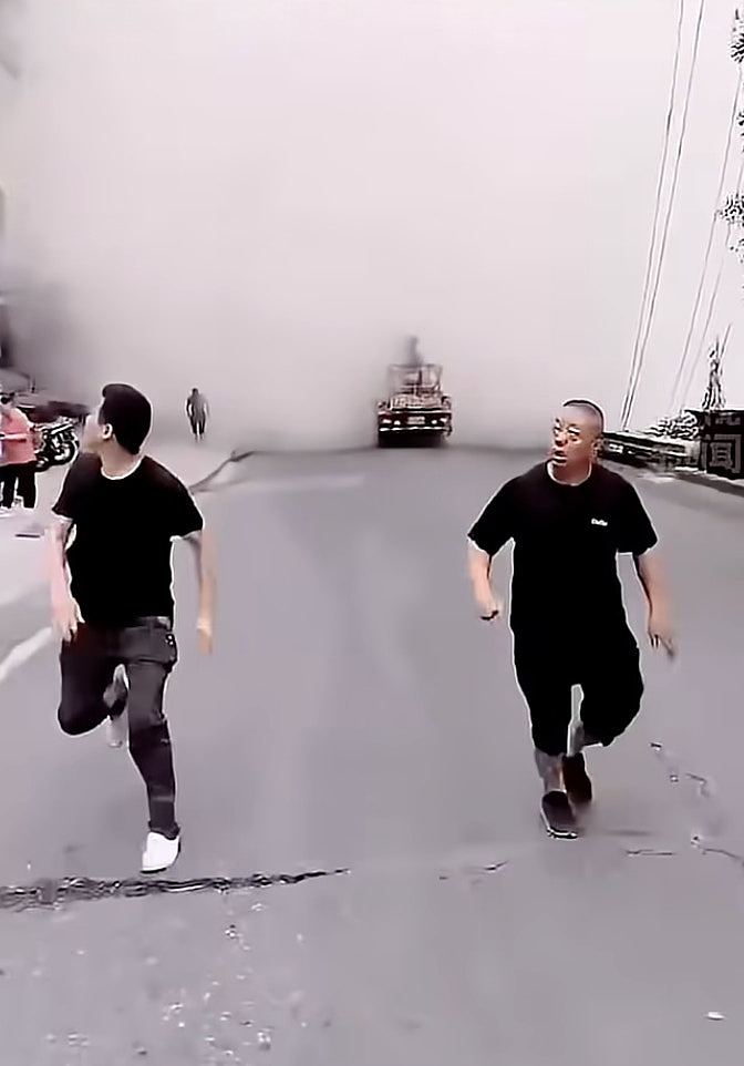 重庆山体垮塌致多栋民房严重受损，司机弃车狂奔：腿软了差点被活埋 - 4