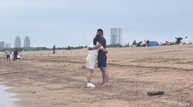 山东一沙滩上,俩男女紧密搂抱,网友吐槽不是夫妻,评论区太精彩 - 4