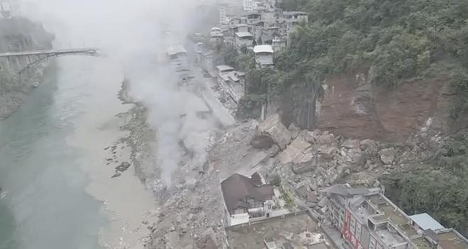 重庆彭水突发山体崩塌,目击者弃车逃生:再快几十秒就被埋 - 1