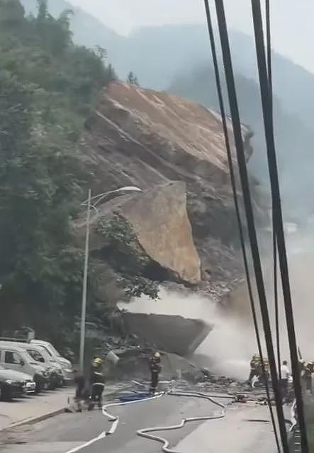 重庆彭水突发山体崩塌，目击者弃车逃生：再快几十秒就被埋 - 2